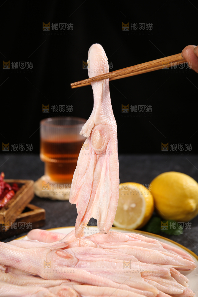 深底上的新鲜鸭掌