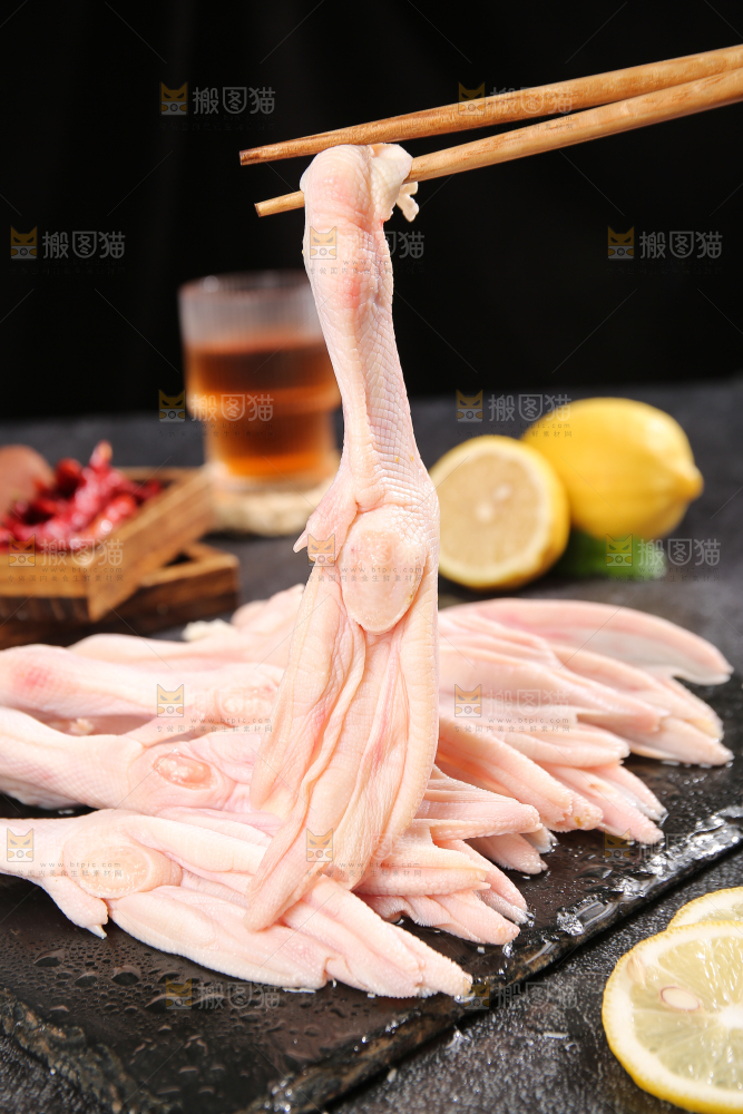 深底上的新鲜鸭掌