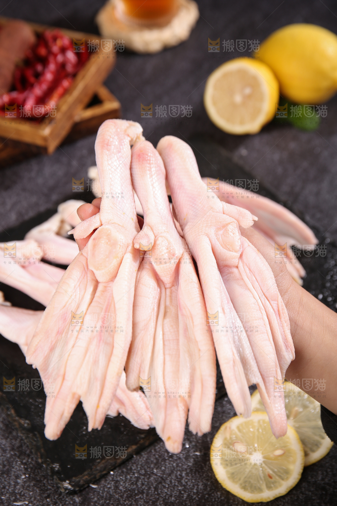 深底上的新鲜鸭掌