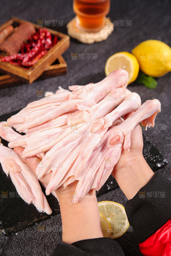 深底上的新鲜鸭掌