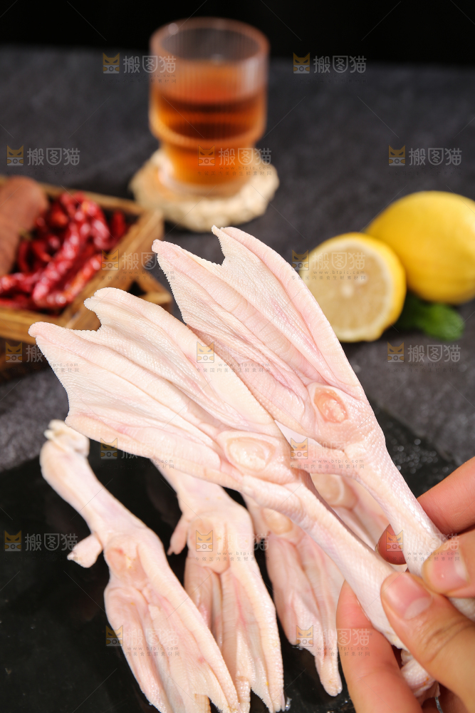 深底上的新鲜鸭掌