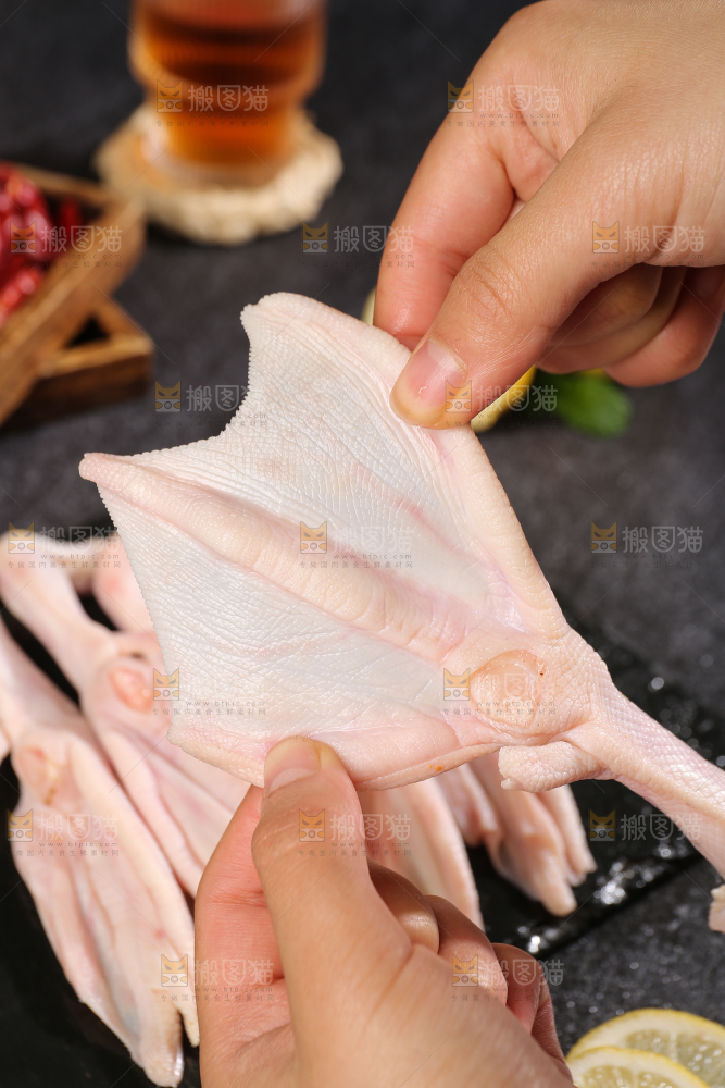 深底上的新鲜鸭掌