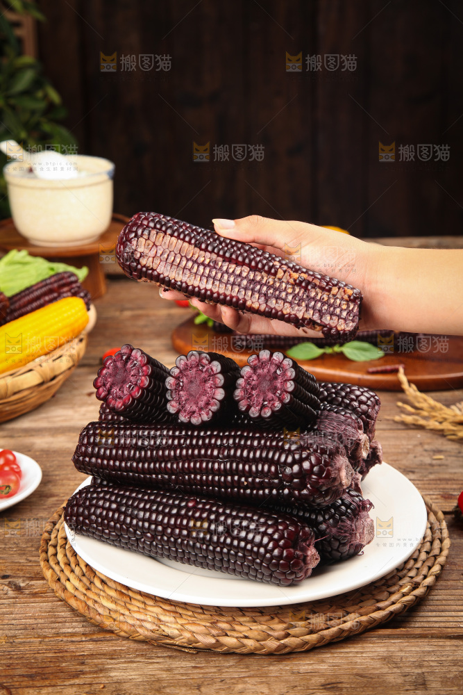 木底上的黑糯玉米