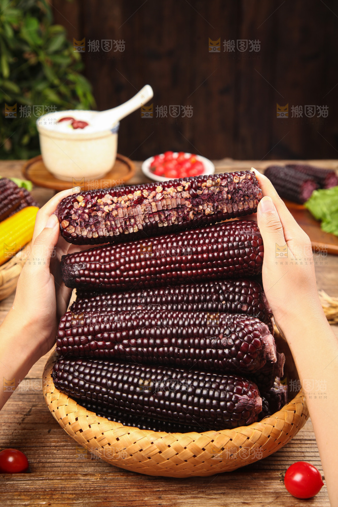 木底上的黑糯玉米