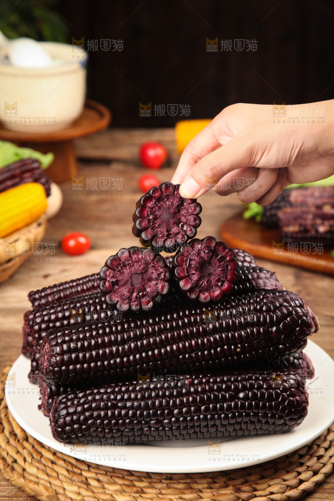 木底上的黑糯玉米