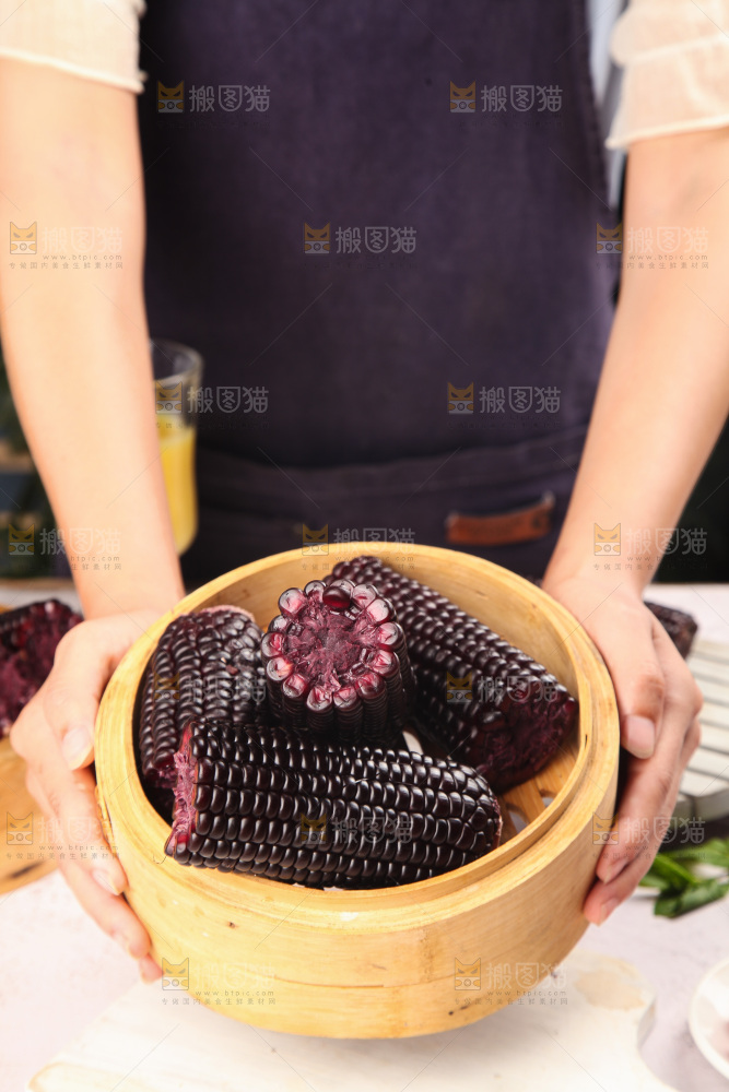 浅底上的黑糯玉米
