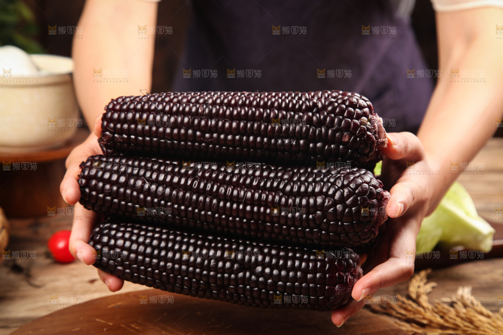 木底上的黑糯玉米