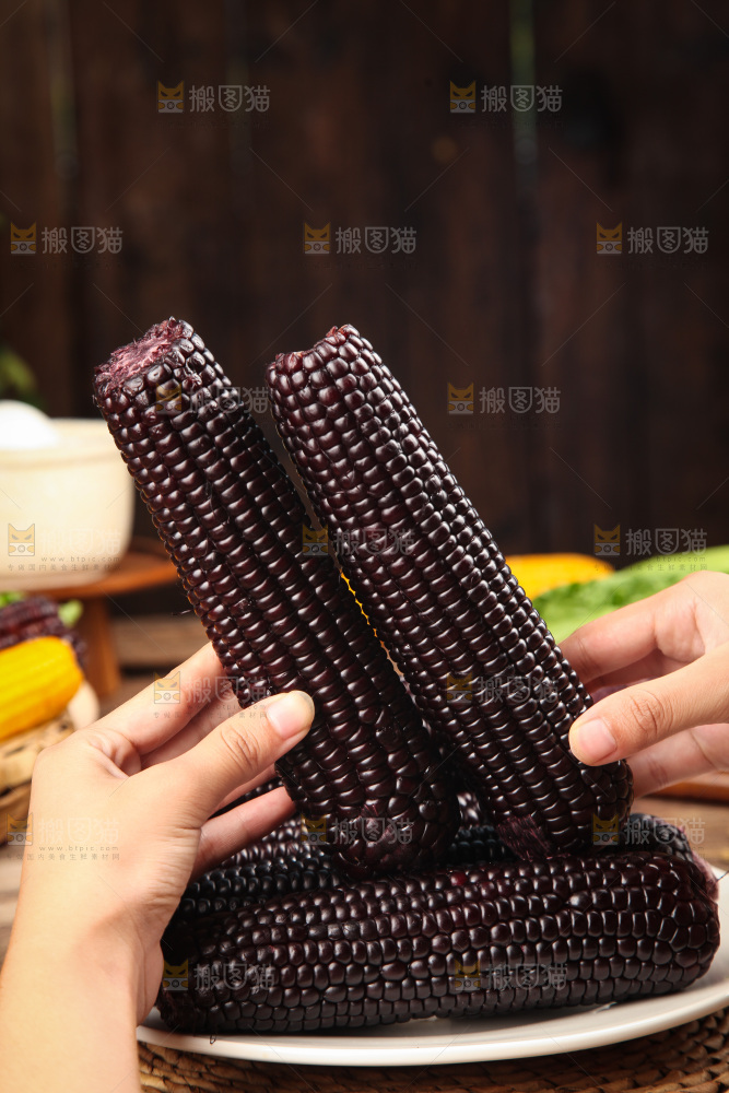 木底上的黑糯玉米