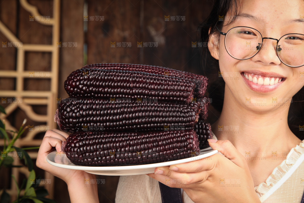 手里拿着黑玉米