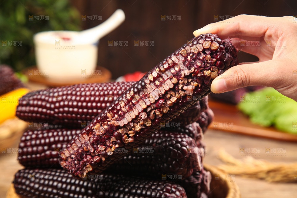 木底上的黑糯玉米