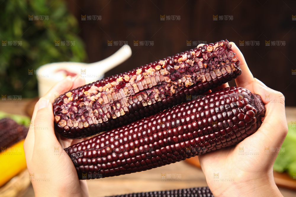 木底上的黑糯玉米