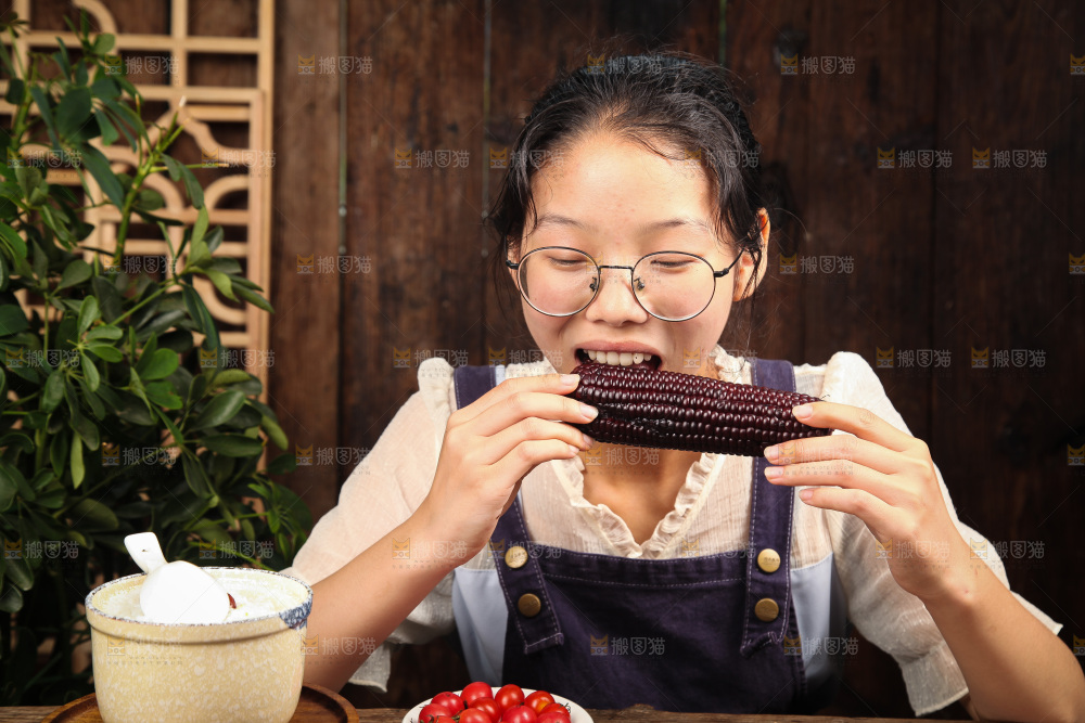 手里拿着黑玉米