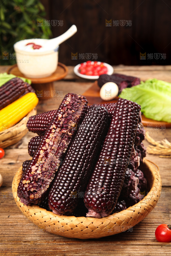木底上的黑糯玉米