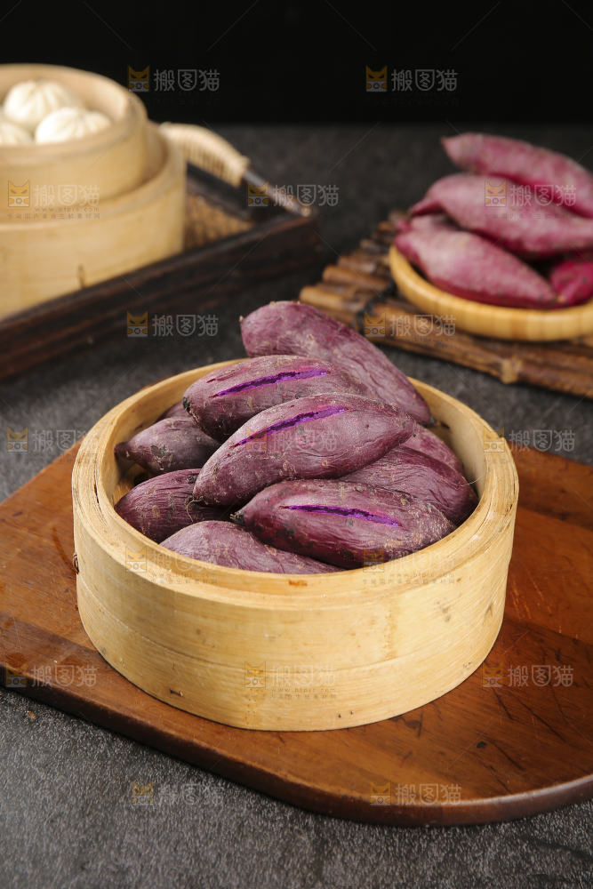 深底上的新鲜紫薯