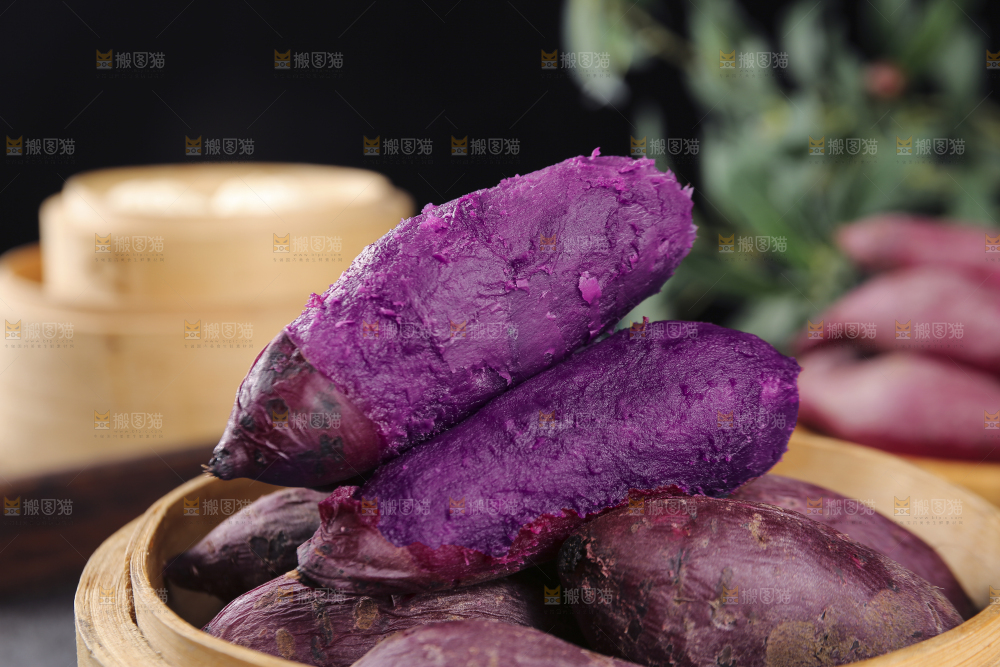 深底上的新鲜紫薯