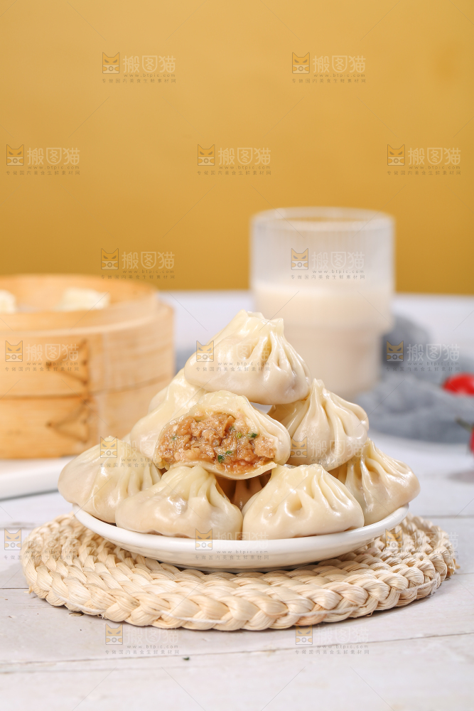 浅底上的薄皮小笼包