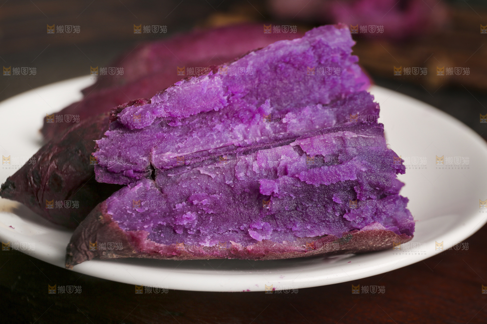 深底上的新鲜紫薯