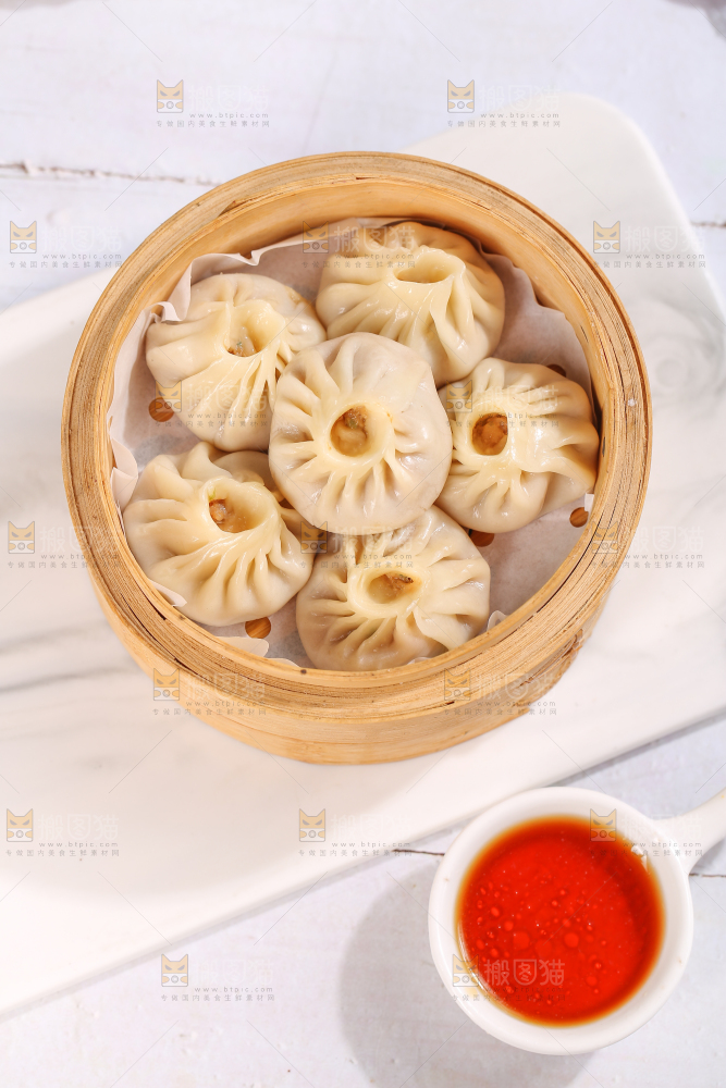 浅底上的薄皮小笼包
