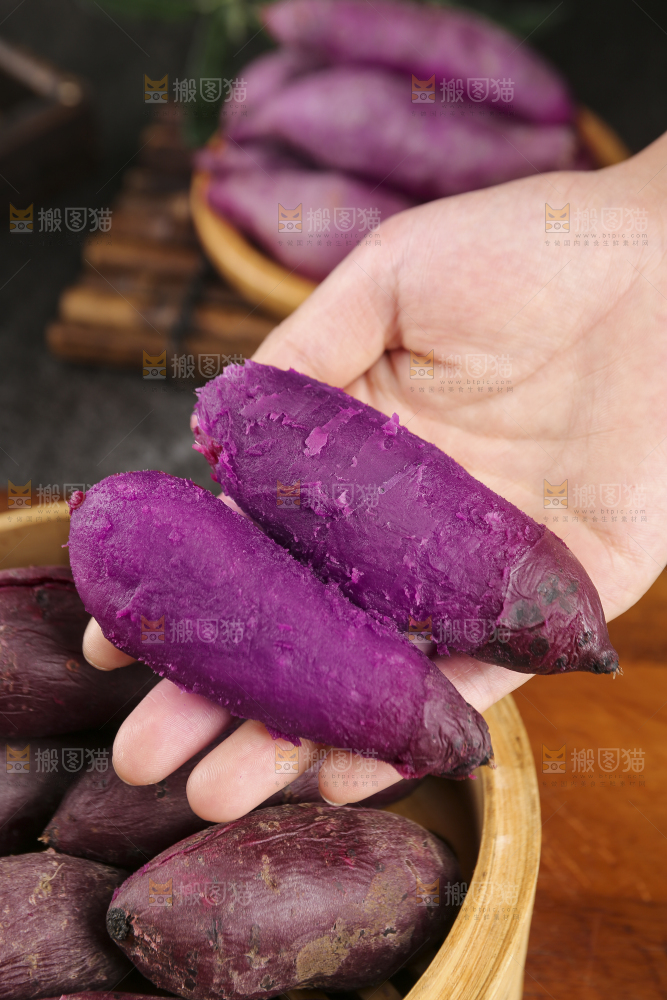 深底上的新鲜紫薯