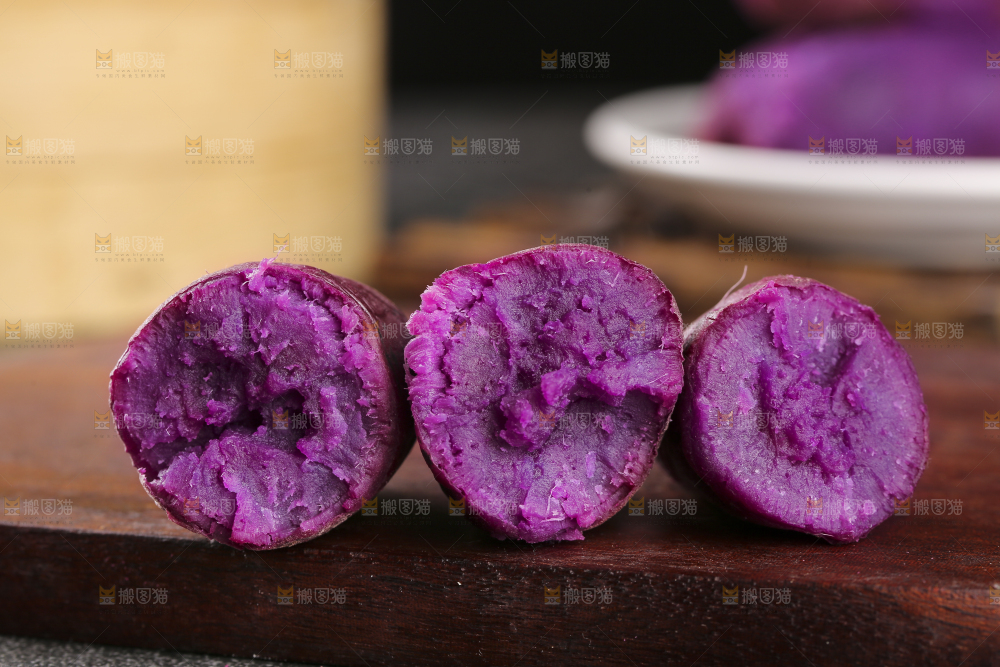 深底上的新鲜紫薯