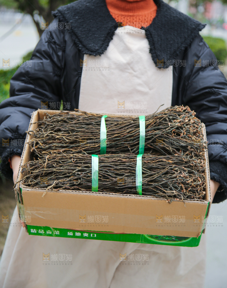 手里拿着干豆角