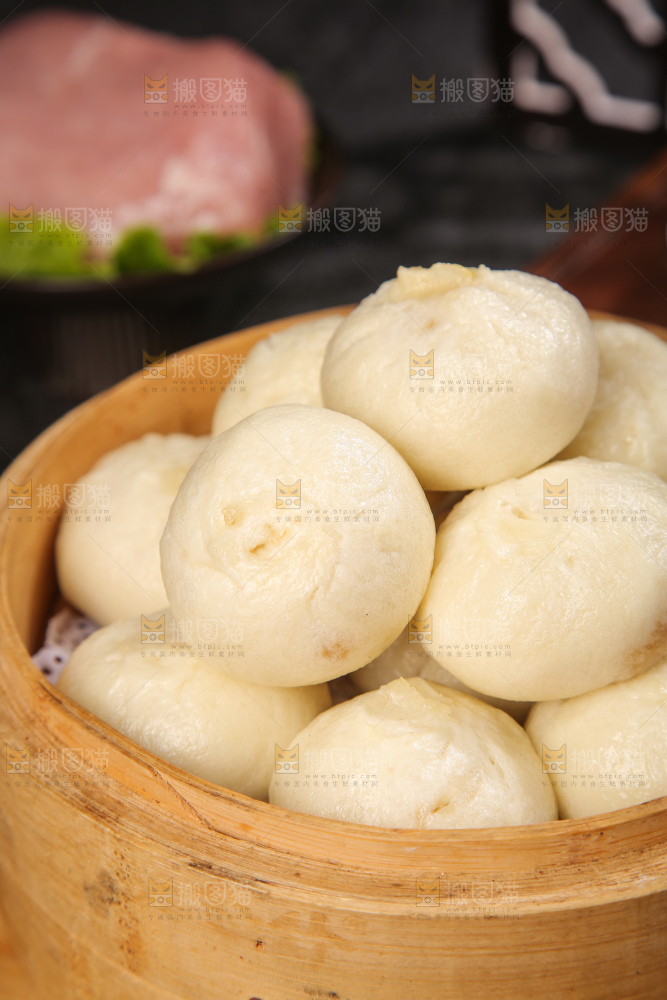 深底上的发面小笼包子