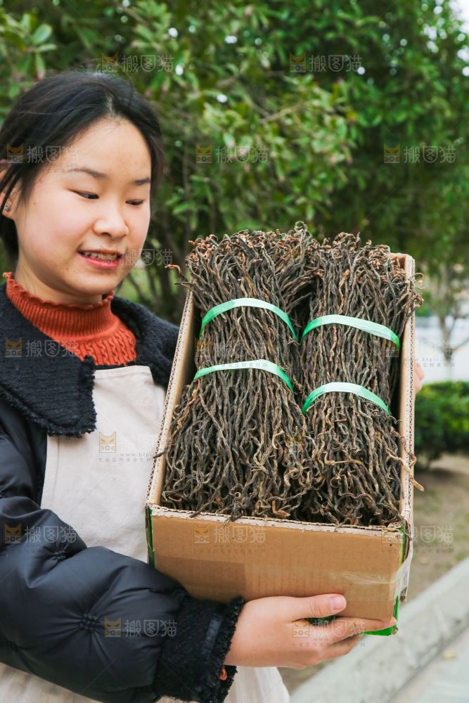 手里拿着干豆角