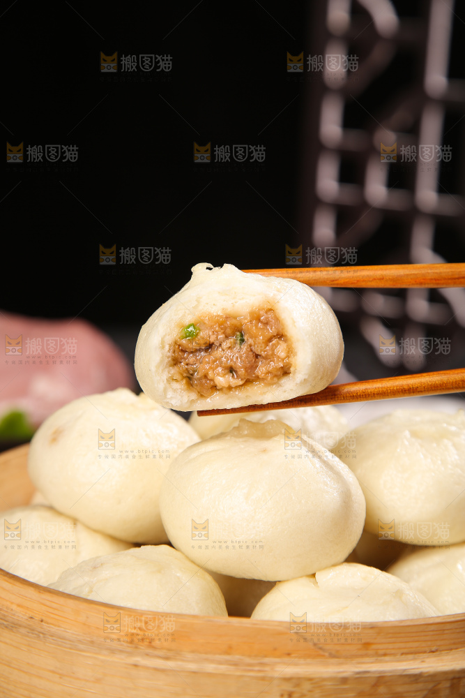 深底上的发面小笼包子