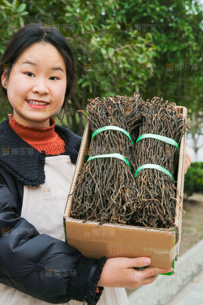 手里拿着干豆角