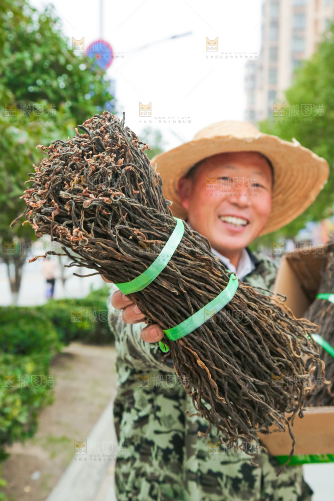 手里拿着干豆角