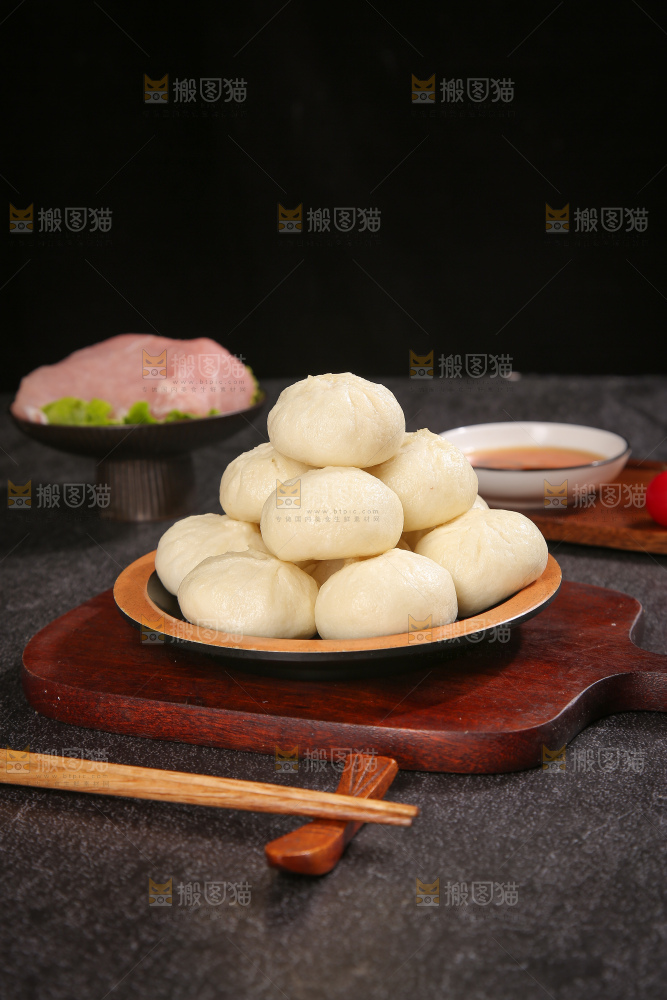 深底上的发面小笼包子