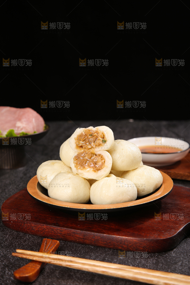 深底上的发面小笼包子