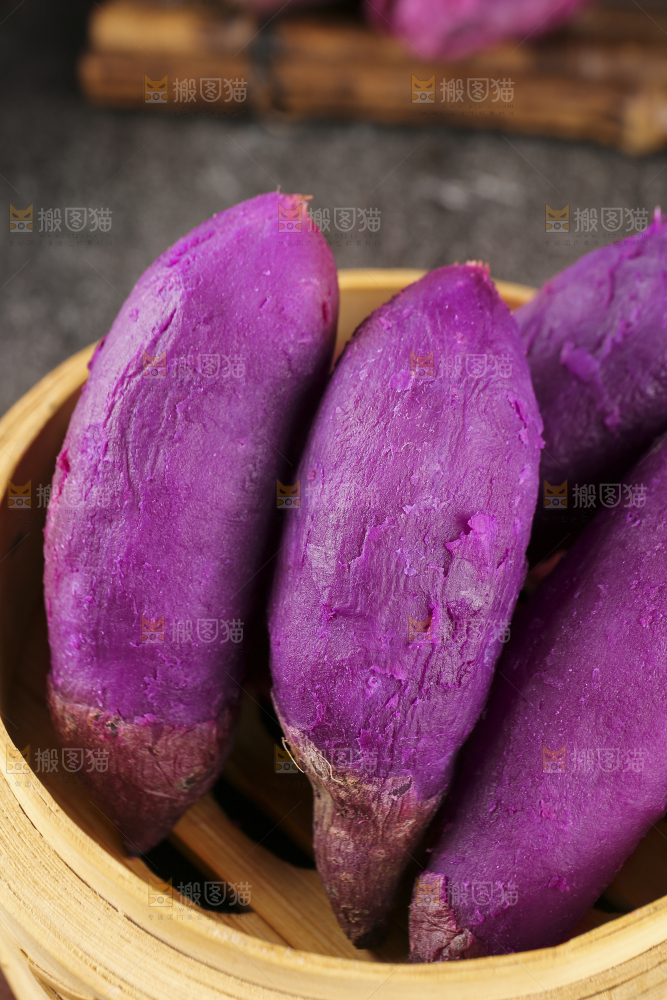 深底上的新鲜紫薯