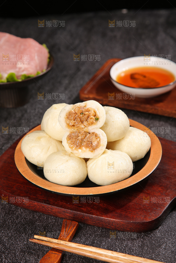 深底上的发面小笼包子