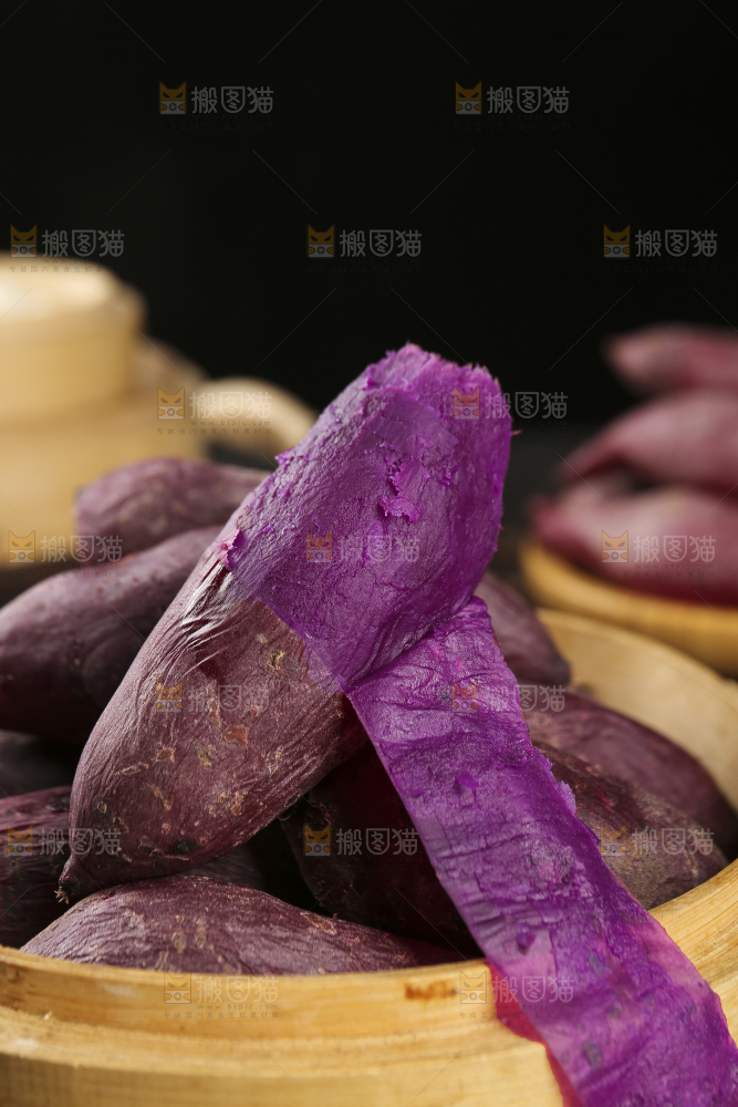 深底上的新鲜紫薯