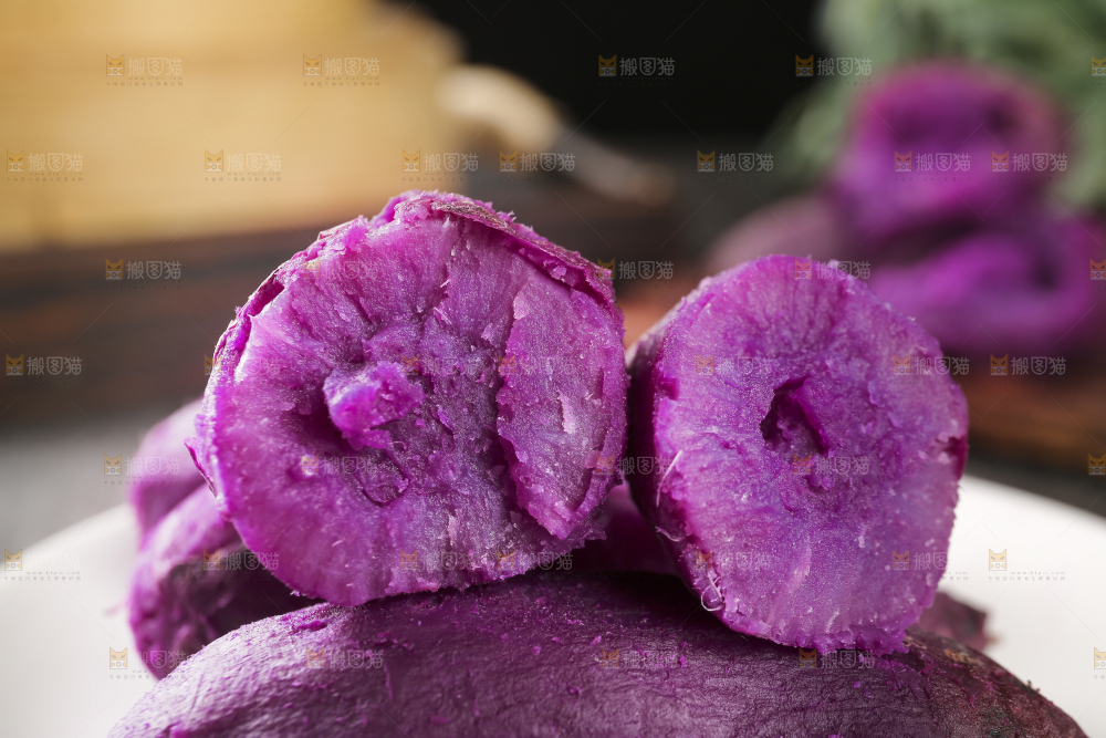 深底上的新鲜紫薯