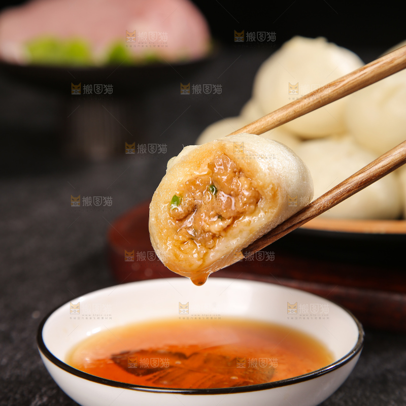 深底上的发面小笼包子