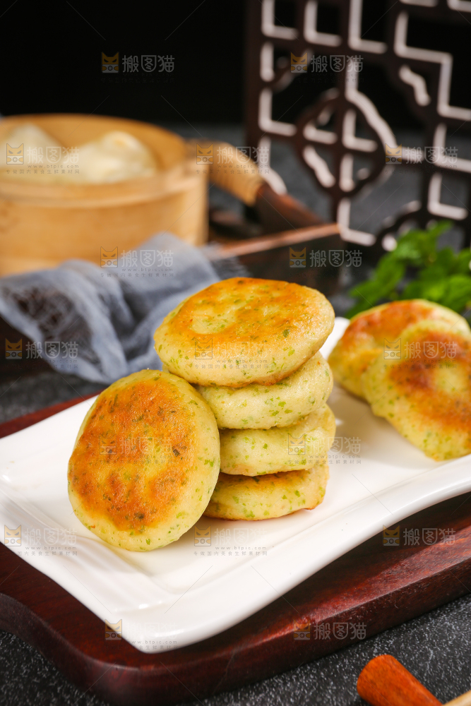 深底上的海苔鲜虾饼