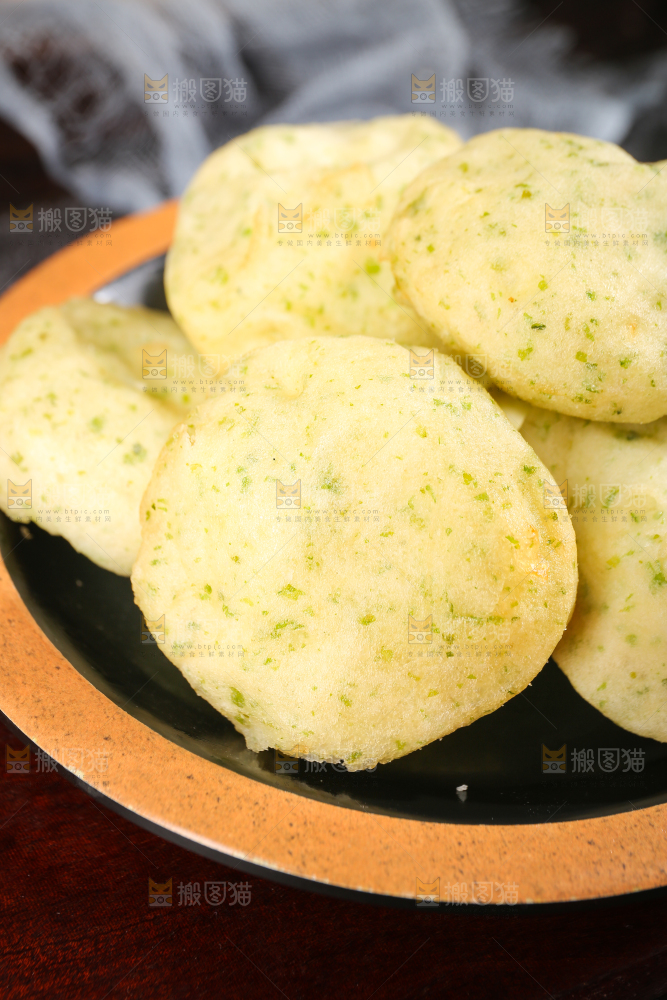 深底上的海苔鲜虾饼
