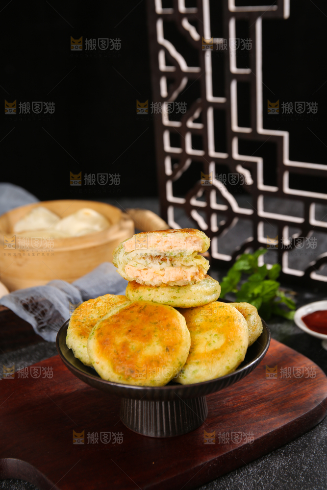 深底上的海苔鲜虾饼