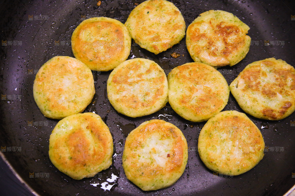 锅里的海苔鲜虾饼