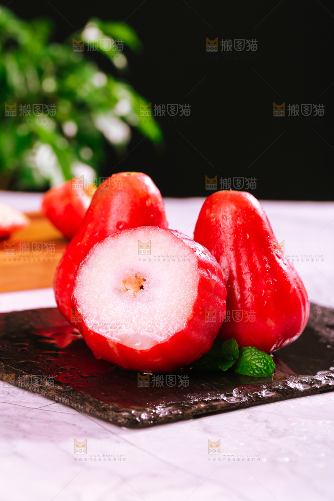 浅底上的莲雾