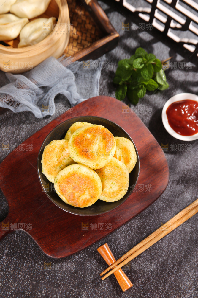 深底上的海苔鲜虾饼