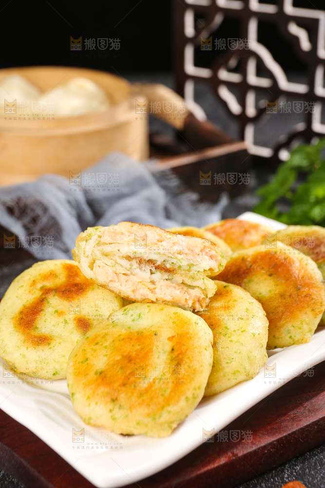 深底上的海苔鲜虾饼