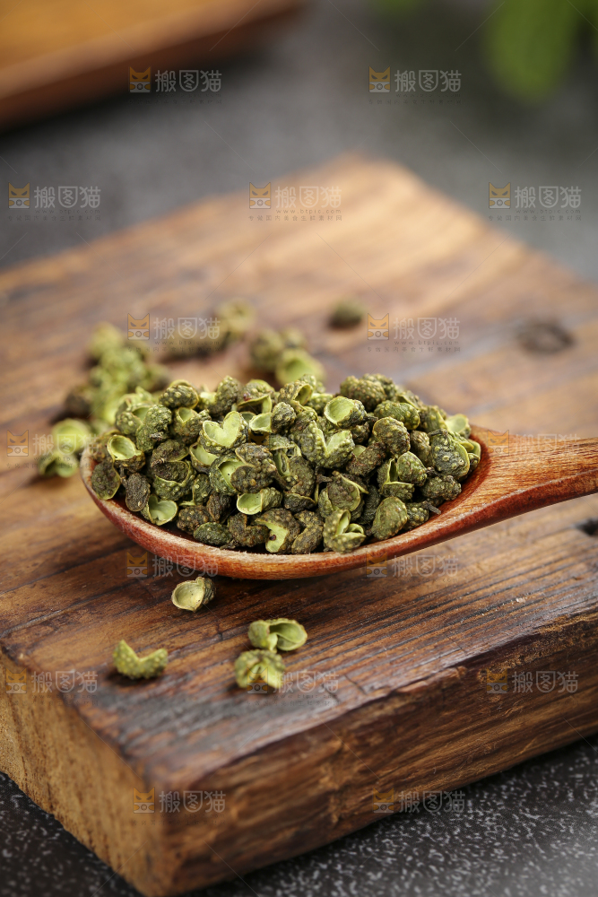 深底上的藤椒