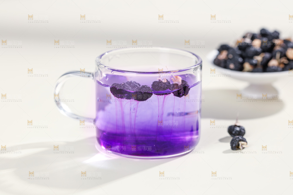 杯子里装着黑枸杞茶