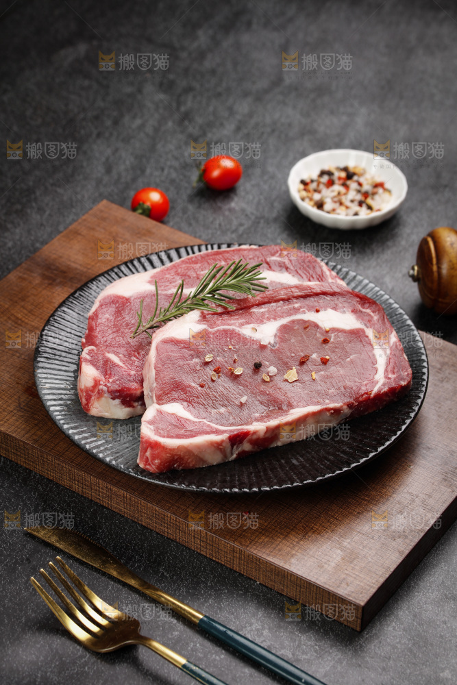深底上的新鲜牛排