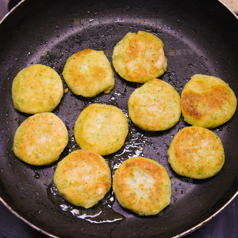 锅里的海苔鲜虾饼