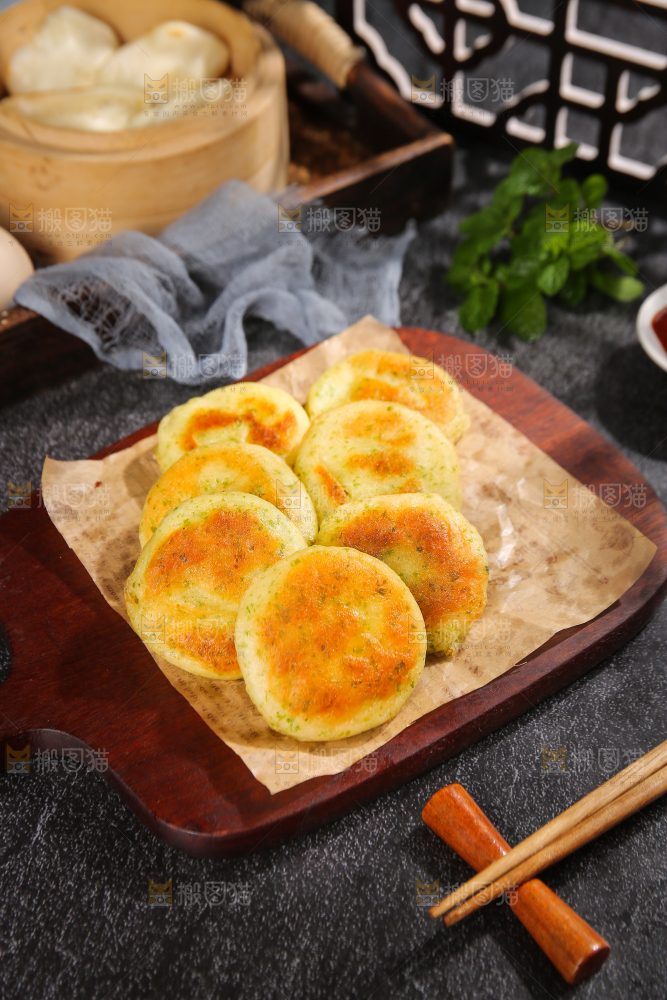 深底上的海苔鲜虾饼