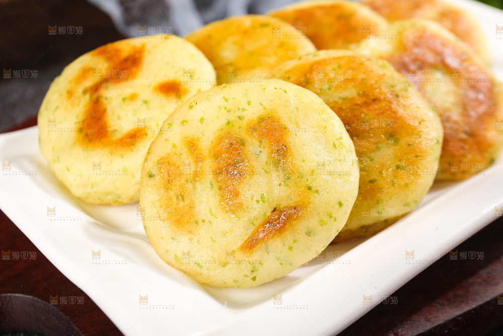 深底上的海苔鲜虾饼
